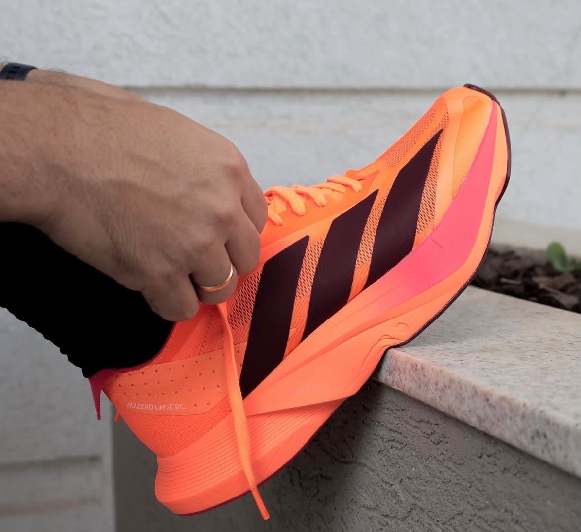 ESSE DA ADIDAS É BRABO DEMAIS PRA CORRIDA