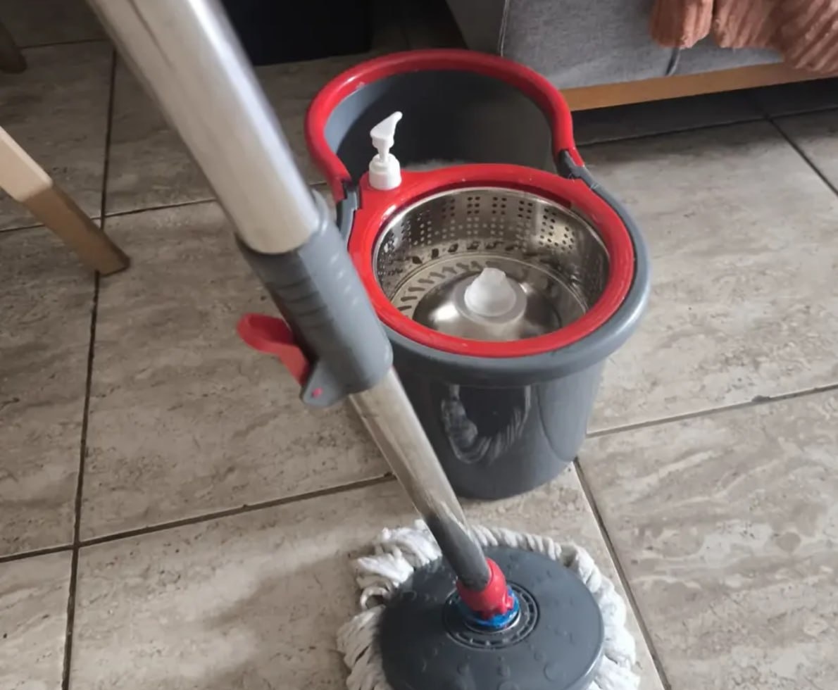 CHEGA DE MOLHAR O JOELHO PRA ESFREGAR CHÃO