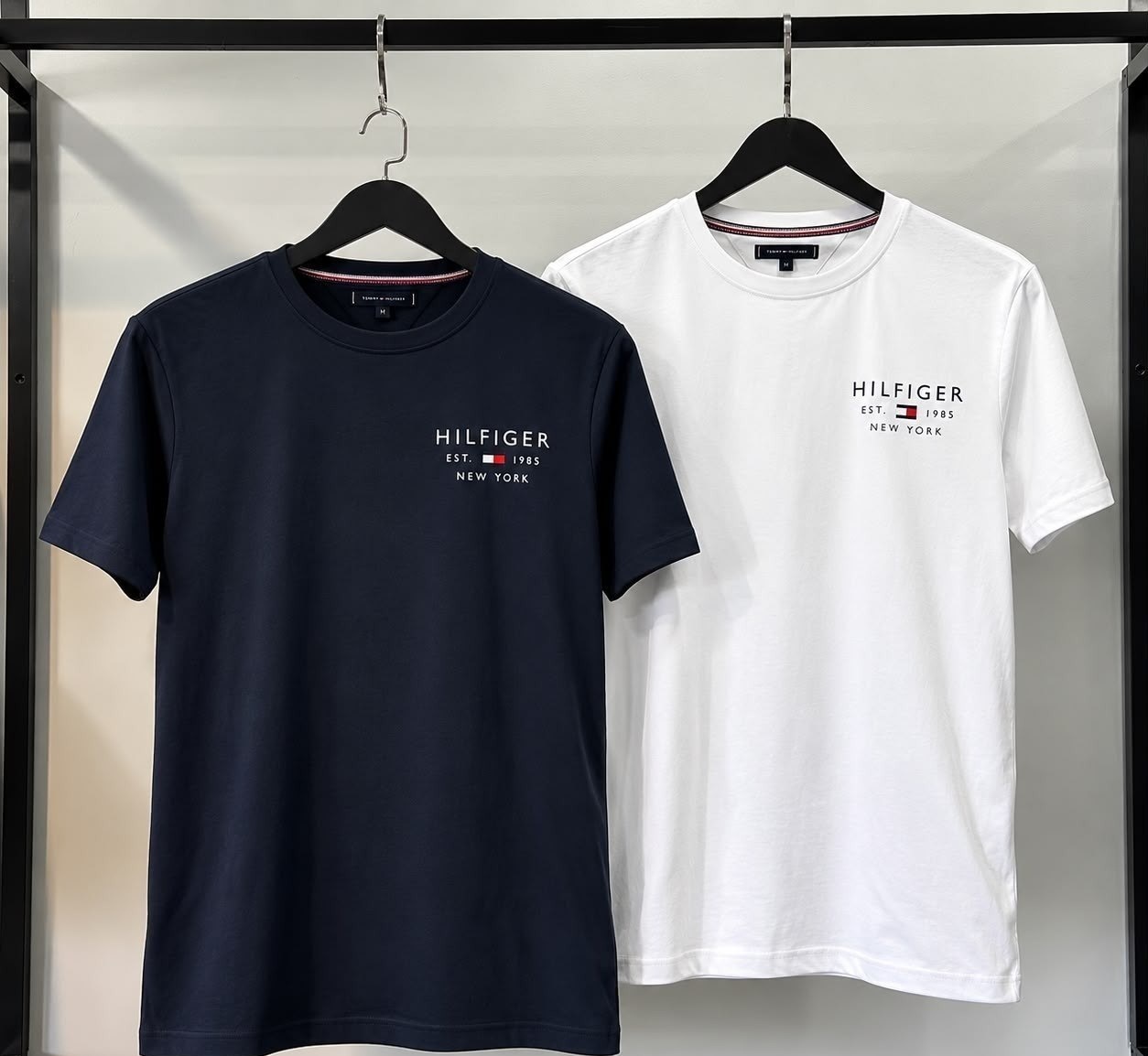 Kit com 2 Camisetas Tommy Hilfiger Brand Love
