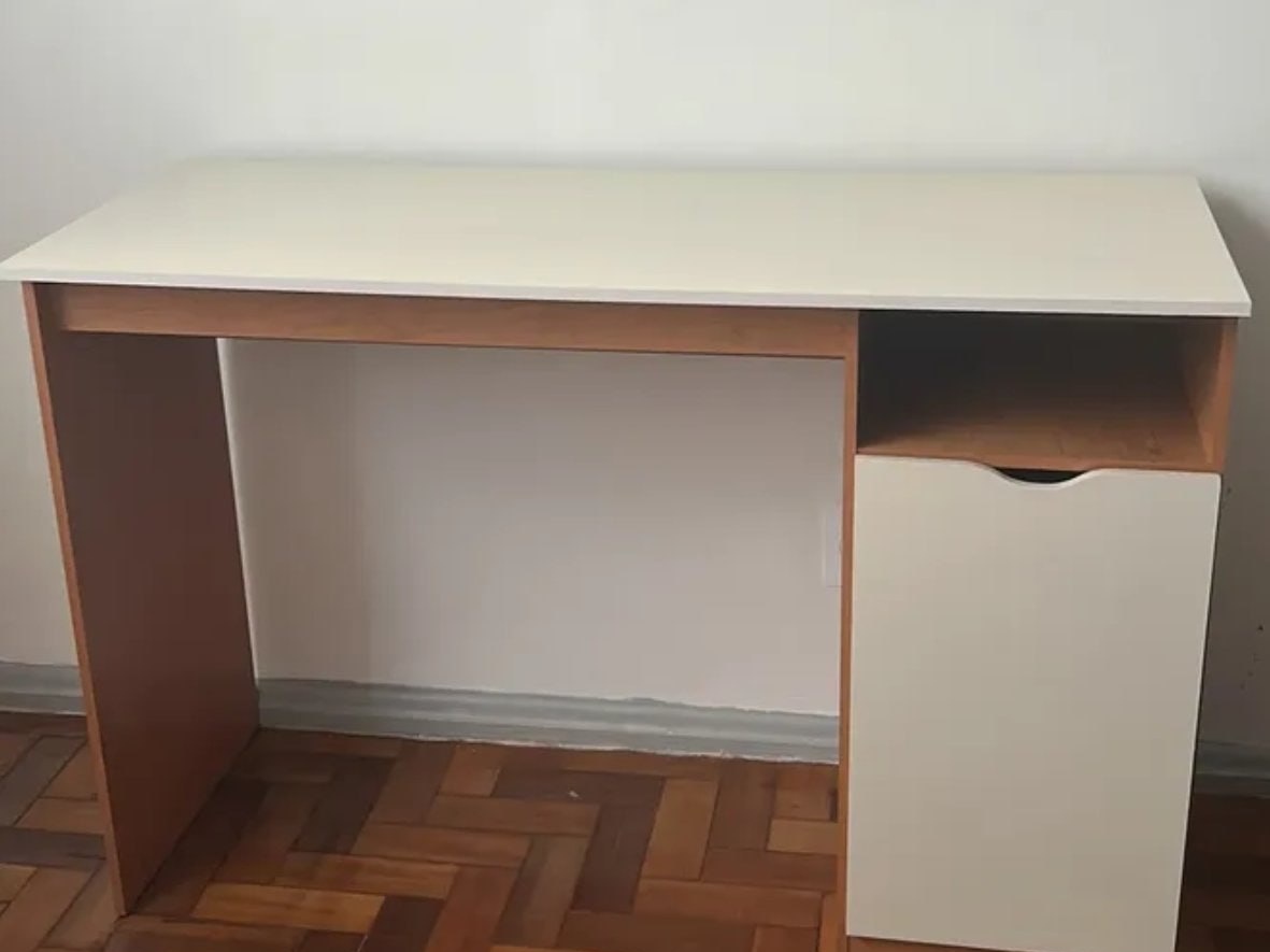 Escrivaninha 115x76x115cm com Porta e Nicho