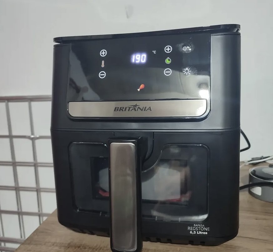 Air Fryer Britânia 6,5L 1700W 8 Funções Painel Digital Redstone BAF65A