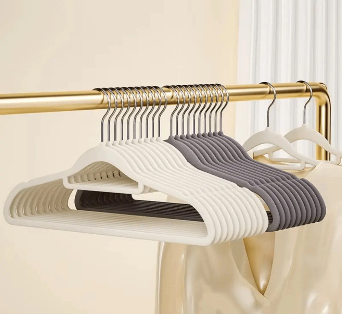 Vittak Kit 50 Cabides Veludo Adulto Slim Antideslizante Organizador Roupas Cor Bege