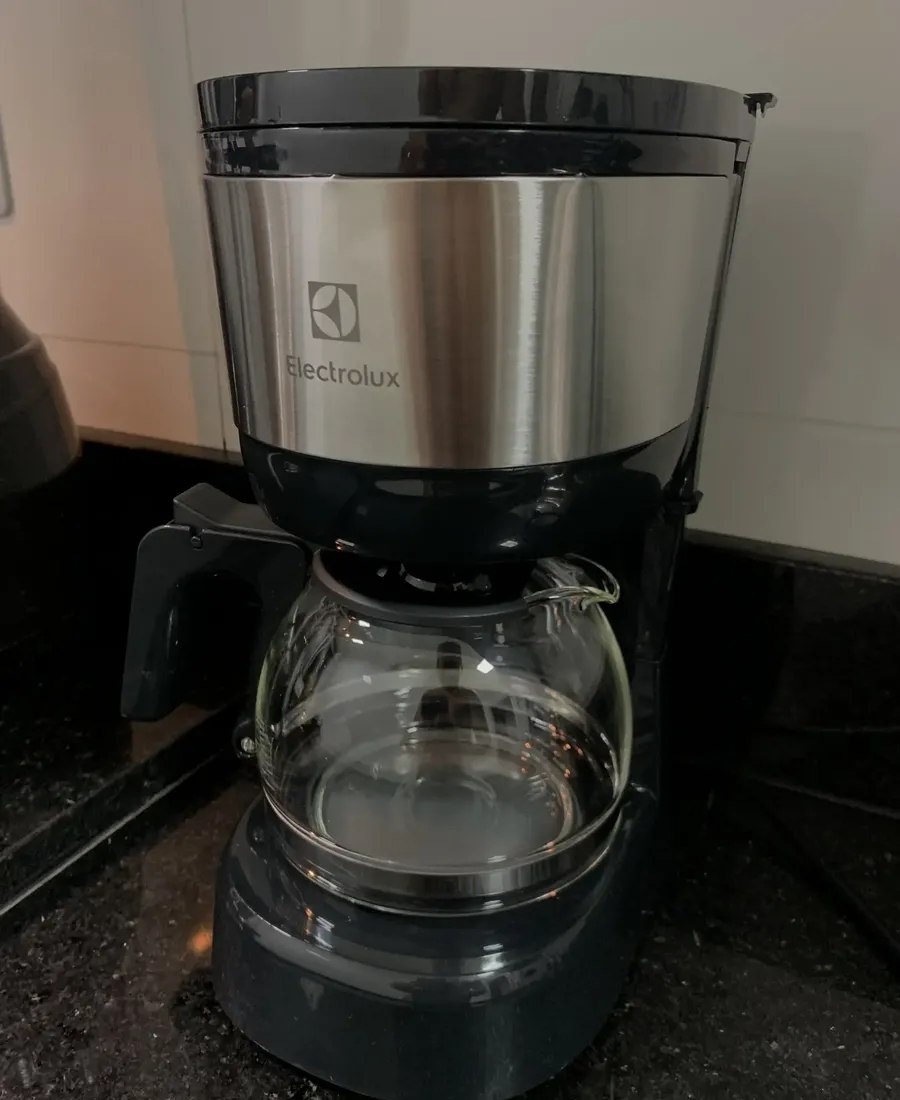 Cafeteira elétrica Electrolux inox filtro permanente removivel corta pingos capacidade 600ml 15 xicaras função manter aquecido sistema ECM10