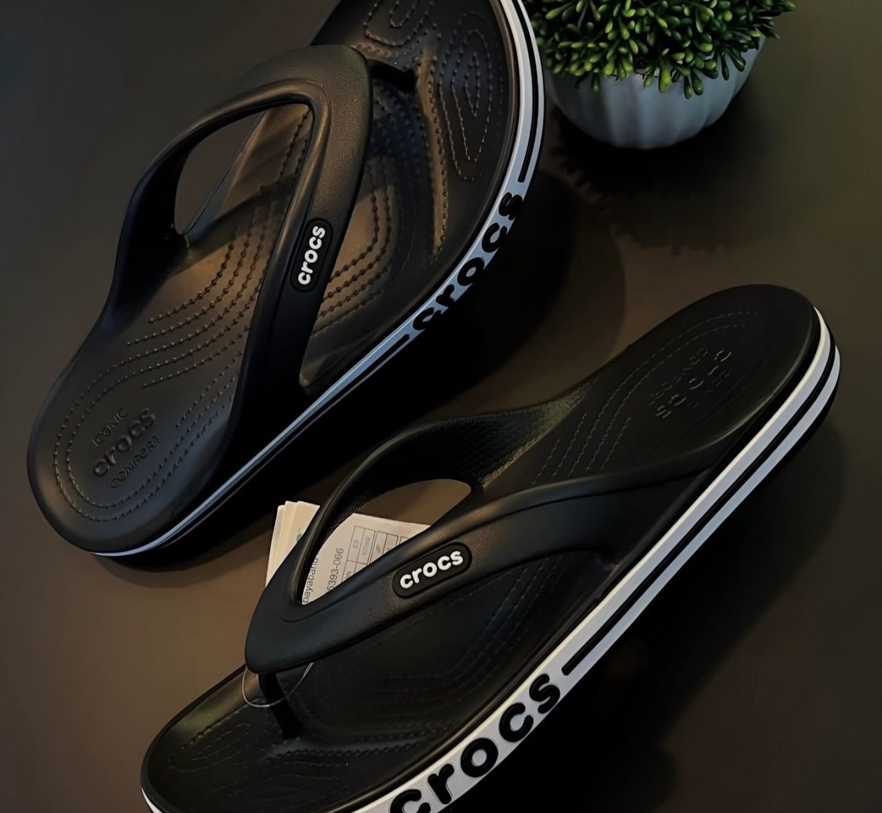 Chinelo Crocs Bayaband Flip Blackwhite