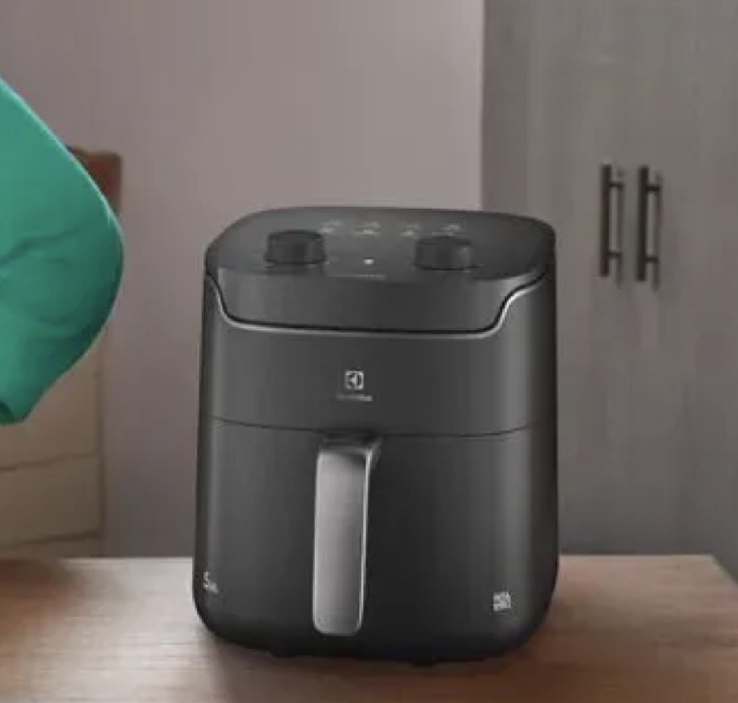 Air fryer Fritadeira Elétrica Electrolux sem oleo Rita Lobo 5,6L 8 receitas pré-sugeridas timer 60 minutos desligamento automático cesto removivel dupla camada antiaderente 1400W EAF40 Cinza