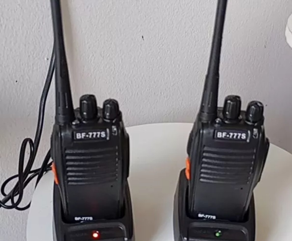 Kit Par 2 Rádio Baofeng 777s Walk Talk