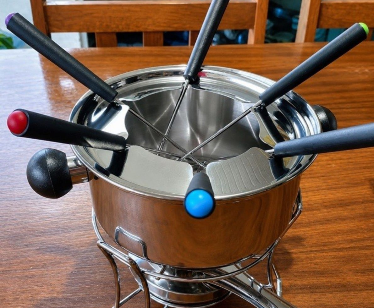 Kit Fondue 10 Peças Inox Jogo de Panelas 1L para 6 Pessoas com Garfos e Suporte Tattoo Style