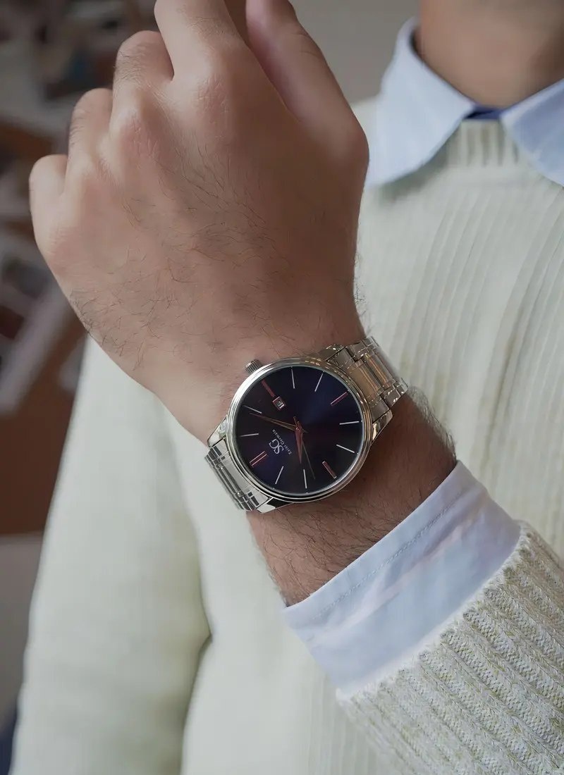 Relógio Masculino Clássico Pulseira Prata Correia Prateada Bisel Prateado Fundo Azul Marinho Saint Germain 42mm Elegante Detalhes Bronze