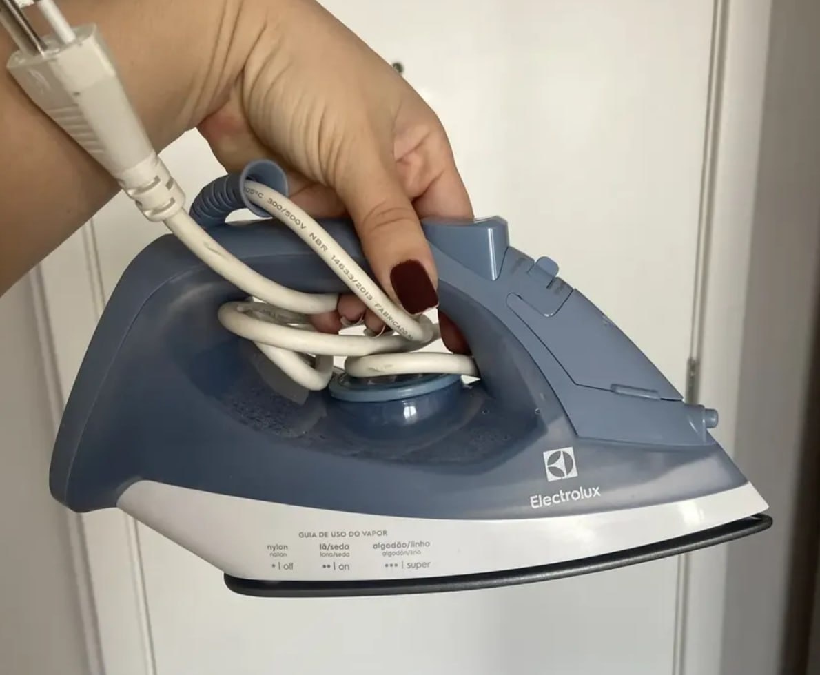 Ferro de Passar Roupa a Vapor e a Seco Electrolux Efficient
