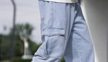 Calça Cargo Jeans Larga Bolsos Lateral Streetwear