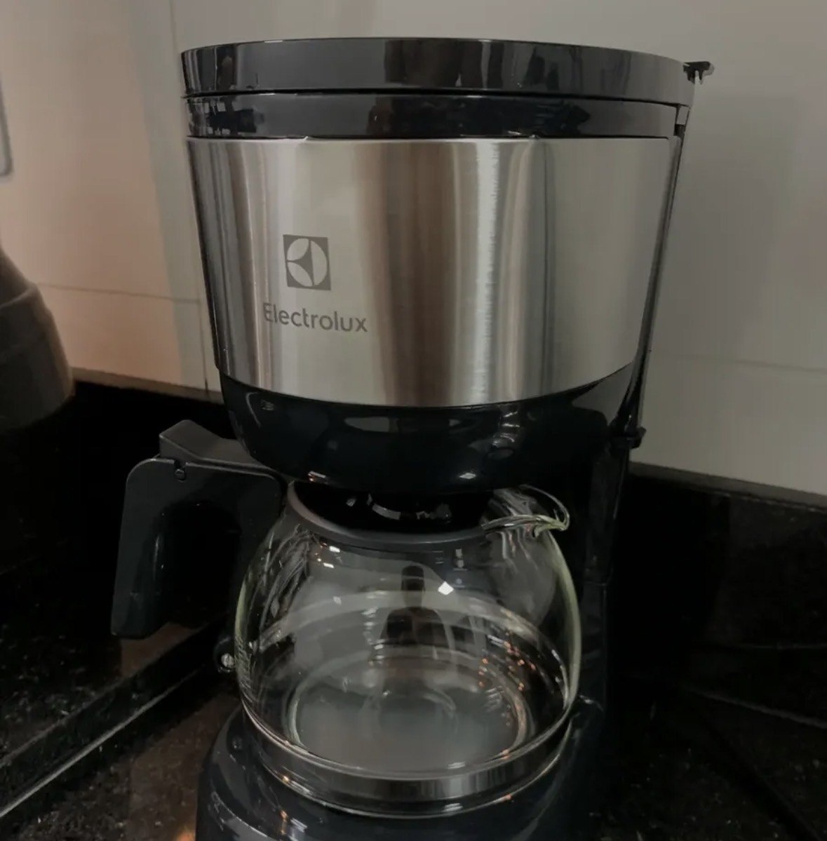 Cafeteira elétrica Electrolux inox filtro permanente removivel corta pingos capacidade 600ml 15 xicaras função manter aquecido sistema ECM10
