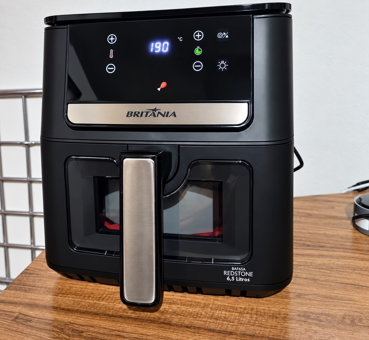 Air Fryer Britânia 6,5L 1700W Painel Digital Redstone 220V