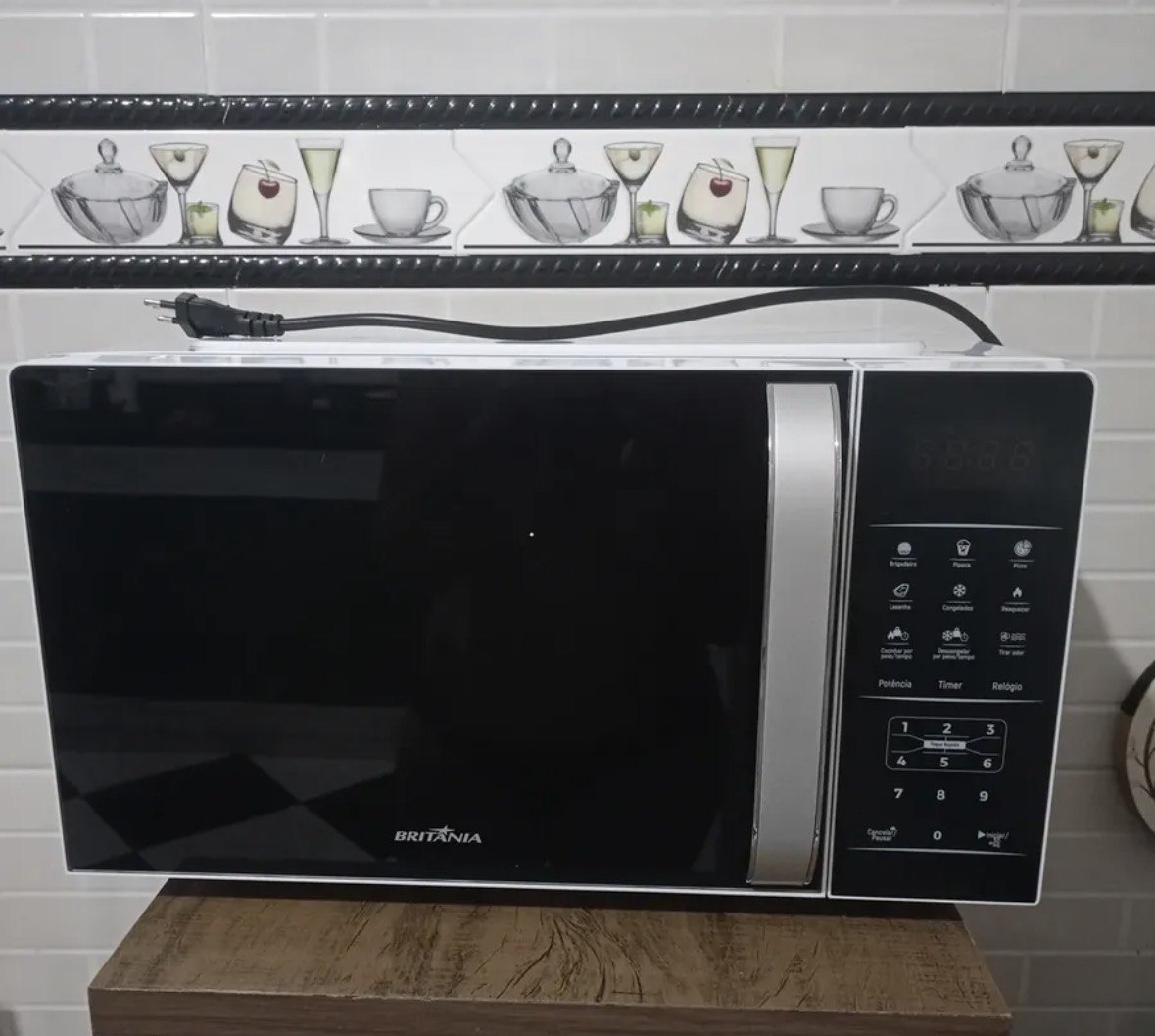 Micro-ondas Britânia Bmo23 De Preto 20l Branco