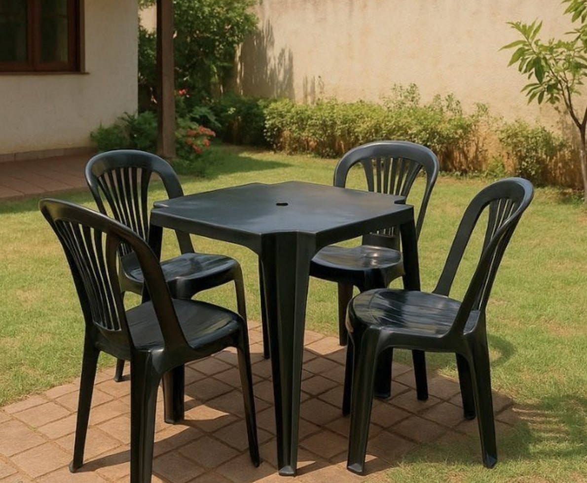 Kit Mesa Plástico Quadrada com 4 Cadeiras Bistrô 70cm