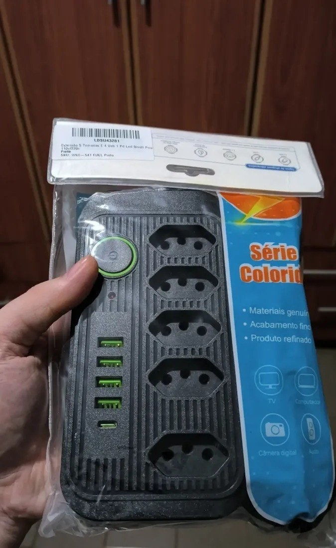Extensão Coibeu WKC-541 10 Tomadas 4 Entradas USB Cabo de 2 Metros Bivolt