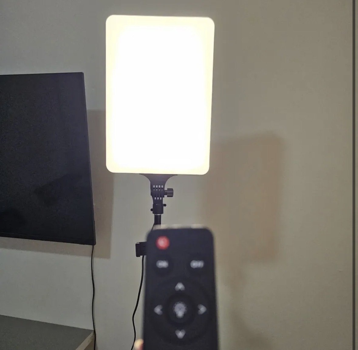 Iluminador LED Profissional Quadrado Lumi Para Fotos e Vídeos, Com Tripé de 2,10m e Luz Ajustável