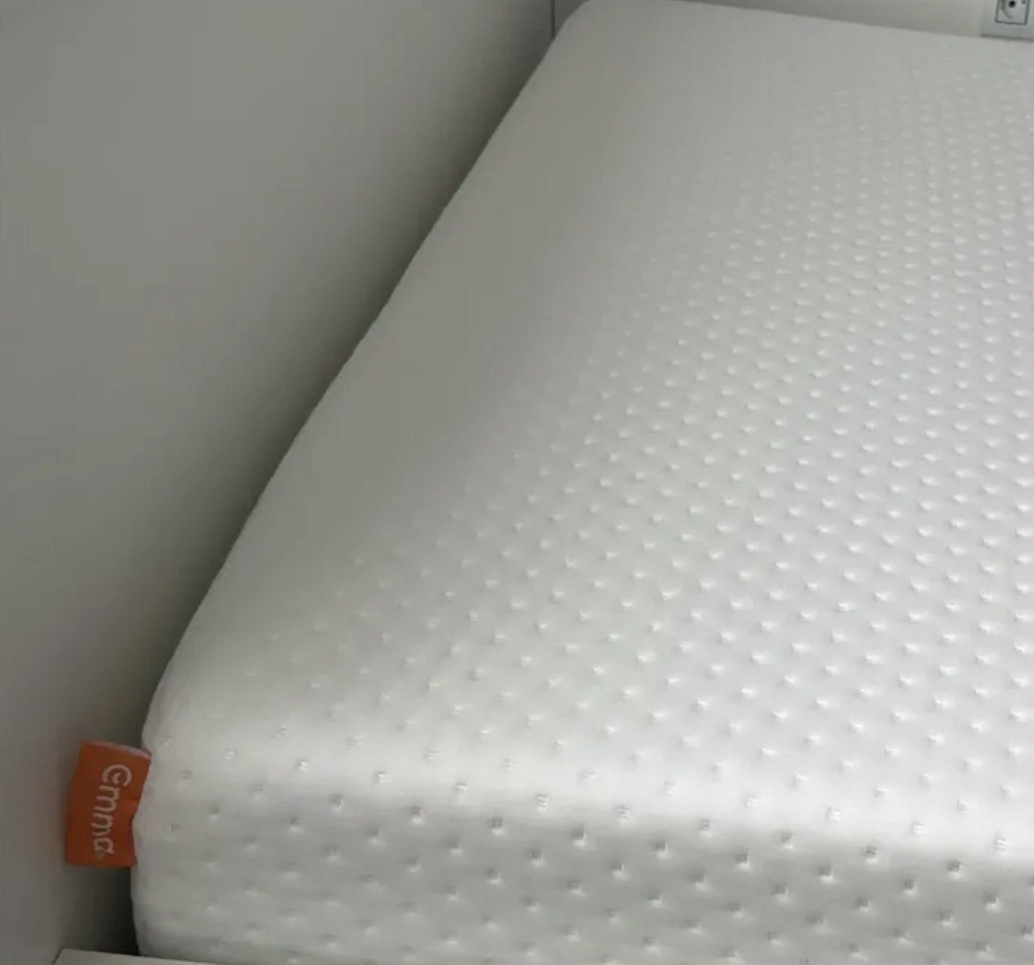 Colchão Casal Emma One Light 138x188cm, 2 Camadas de Espuma, à Vácuo, Firmeza Ideal, Suporte Corporal, Conforto