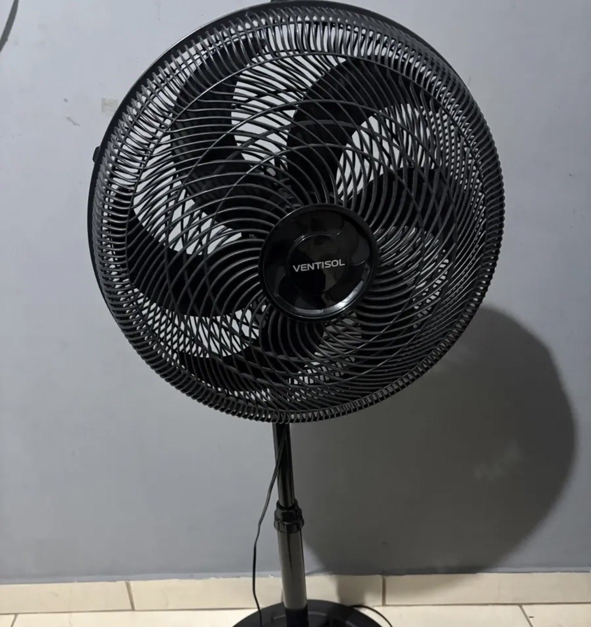 Ventilado De Coluna Turbo 6 Pás 40cm Preto Ventisol Diâmetro 40 Cm Frequência 80 Watts