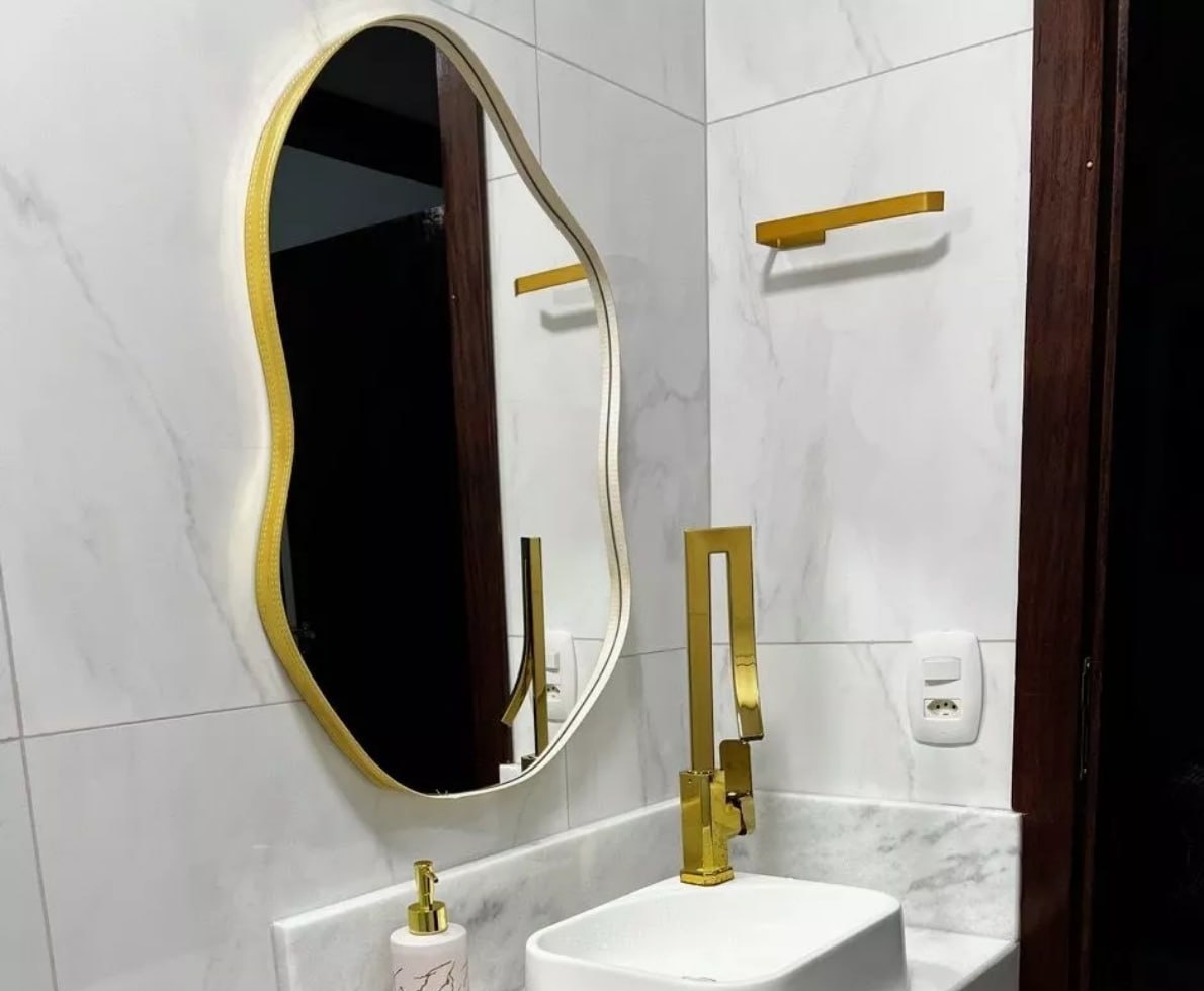 Espelho Roma 70x50 com Moldura em Couro