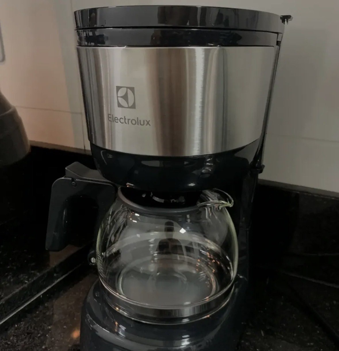 Cafeteira elétrica Electrolux inox filtro permanente removivel corta pingos capacidade 600ml 15 xicaras função manter aquecido sistema ECM10