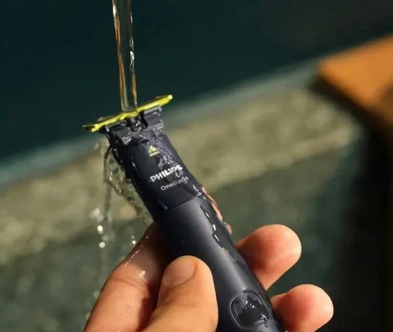 Barbeador e Aparador Elétrico Philips OneBlade com Pente 5 em 1, Sem Fio e À Prova DÁgua - QP142510