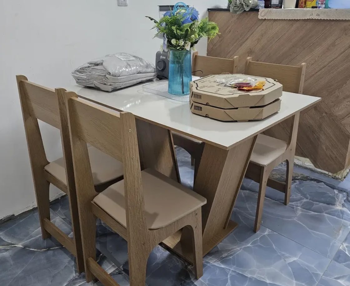 Conjunto Sala de Jantar 4 Lugares com Cadeiras Estofadas Mesa Com Tampo Retangular
