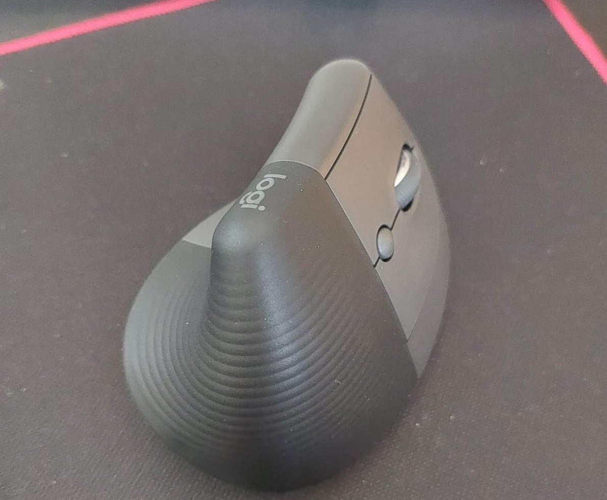 Mouse Sem Fio Logitech Lift Vertical com Design Ergonômico