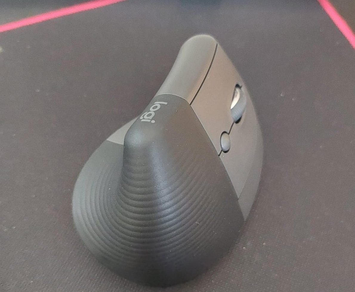 Mouse Sem Fio Logitech Lift Vertical com Design Ergonômico