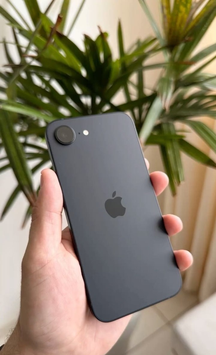 iPhone 16e 128GB  Preto