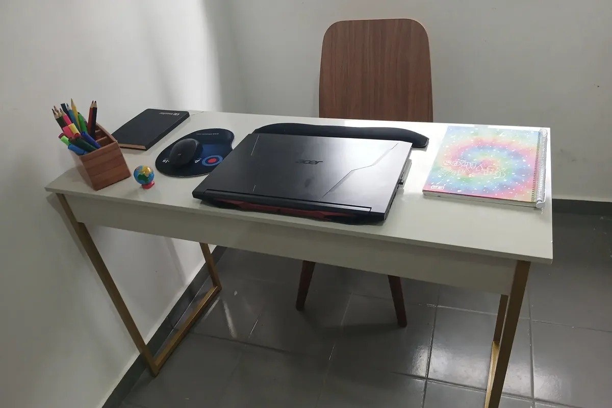 Escrivaninha Industrial 110cm com Pés de Aço