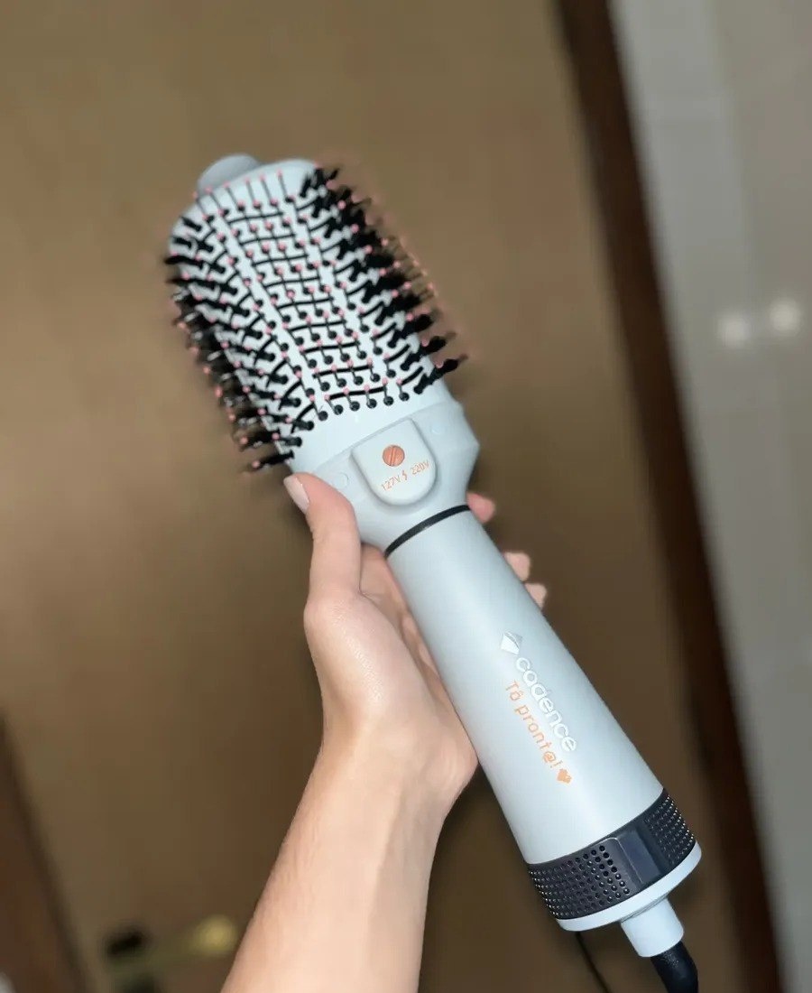 essa aqui seca, alisa e dá volume sozinha