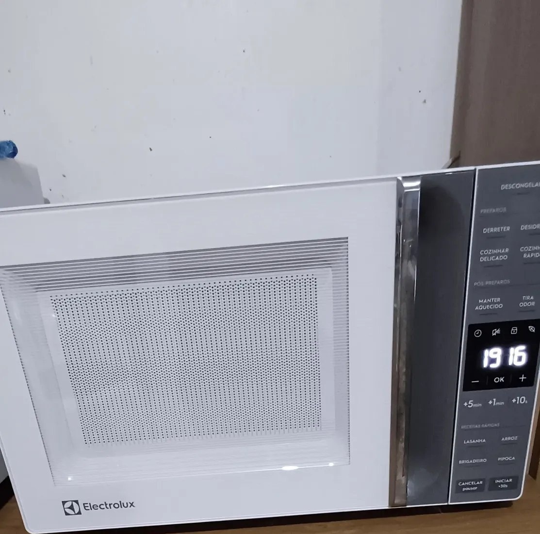Micro-ondas Electrolux Branco 23L Efficient ME23B