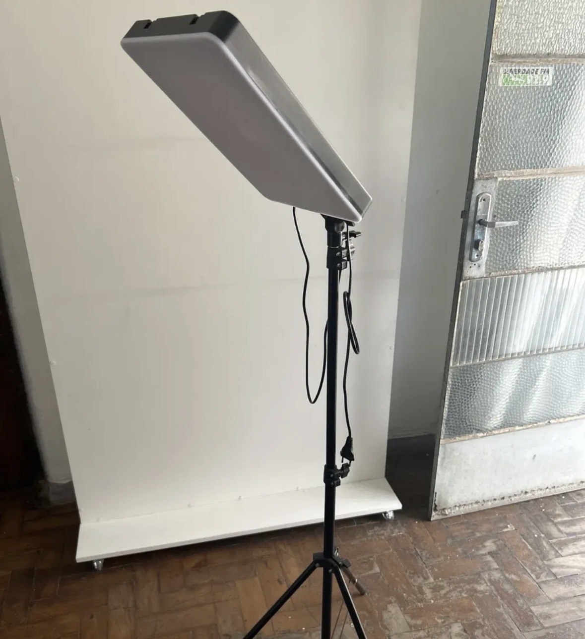 Ring Light LED Lumi de 33cm com Tripé 2,10m e Luz Ajustável para Maquiagem e Vídeos