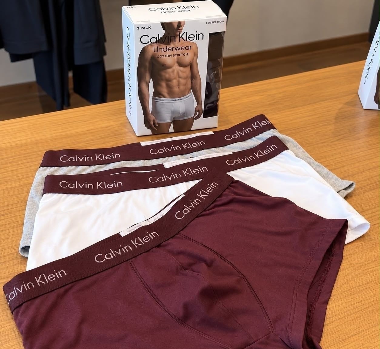 Kit com 3 Cuecas Calvin Klein Low Rise Trunk P e M