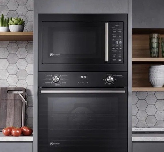 Micro-ondas de Embutir Electrolux 34L Preto Experience com Descongelamento Assistido ME3BP