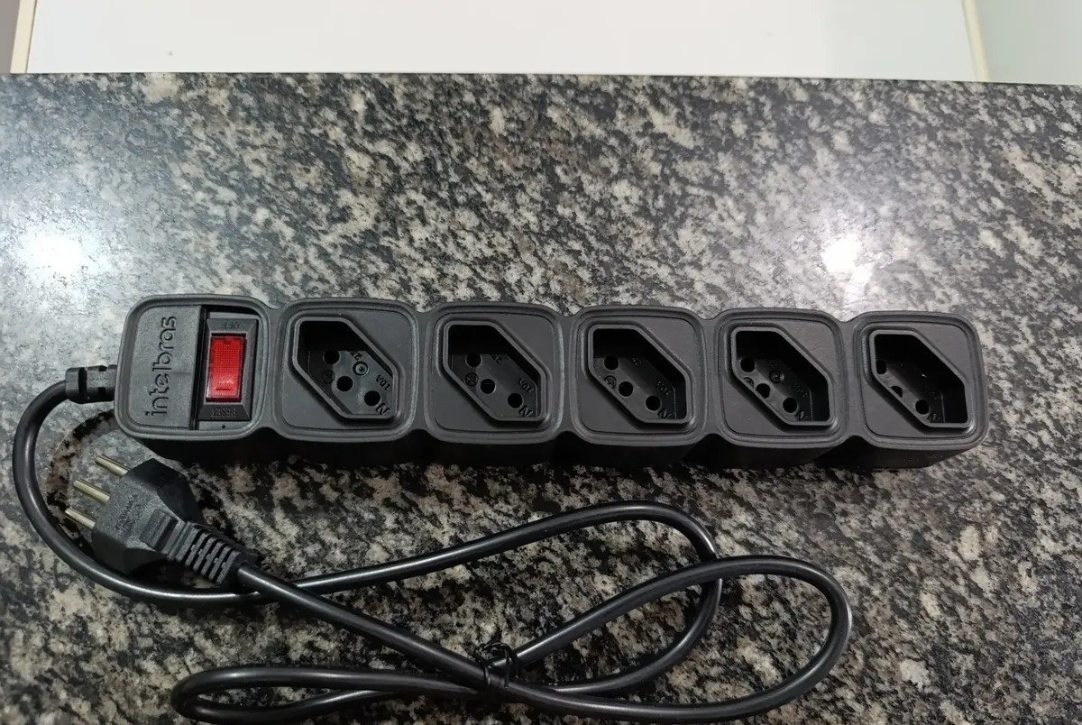 Protetor Eletrônico com 5 Tomadas  Preto