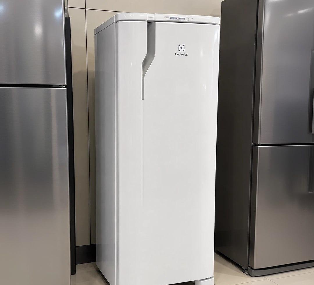 Geladeira Electrolux Cycle Defrost 240L RE31 220V