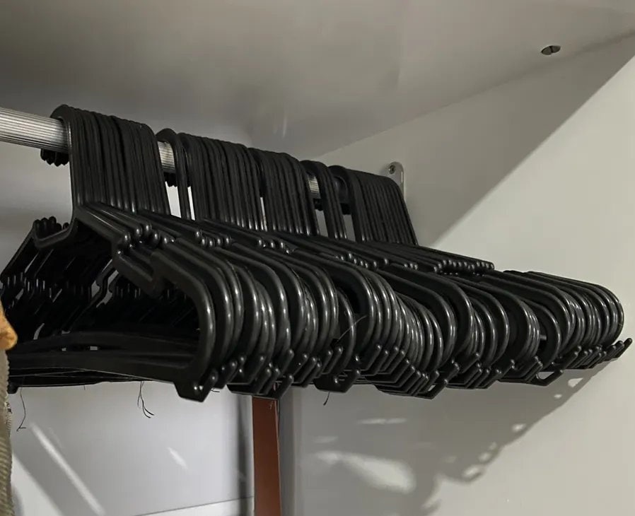 Kit 100 Cabides Pretos Plástico Adulto