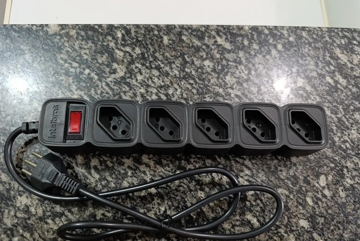 Protetor Eletrônico com 5 Tomadas PT Cor Preto