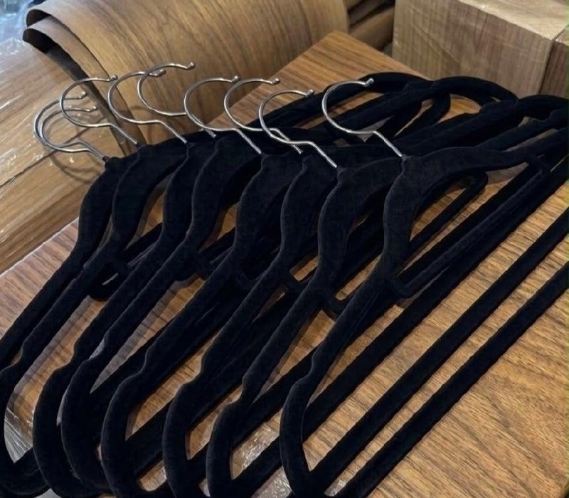Kit com 50 Cabides Veludo de Roupa