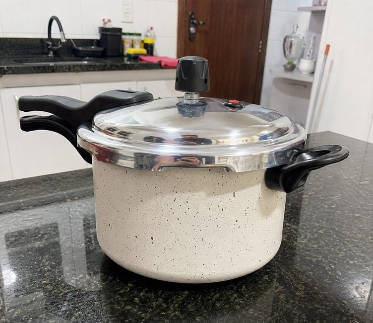 Panela de Pressão Fechamento Externo Antiaderente 4,5L